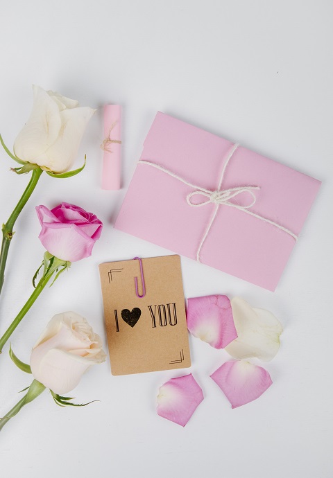 Романтичный подарок с розами и признанием в любви