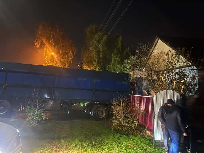 Водитель КамАЗа протаранил жилой дом в Тбилисском районе