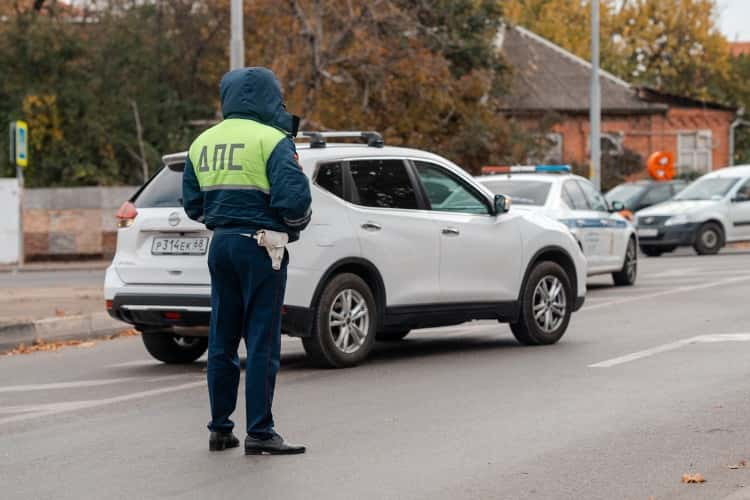 В Краснодаре неопытная девушка-водитель протаранила стену музея