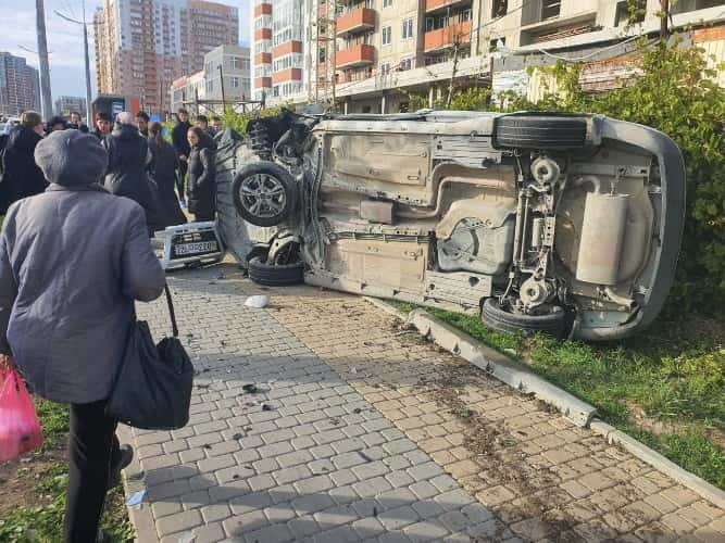 Бабушку с внучкой сбила иномарка на тротуаре в Новороссийске