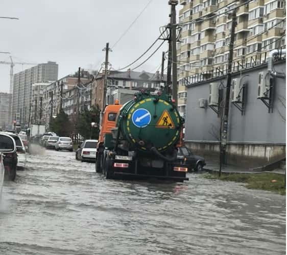 Водооткачивающую технику вывели на улицы Краснодара после ночных дождей со снегом