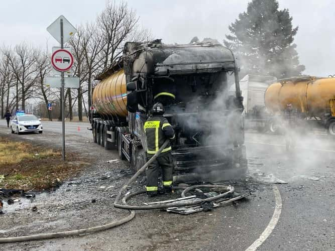 На Кубани во время движения загорелась автоцистерна