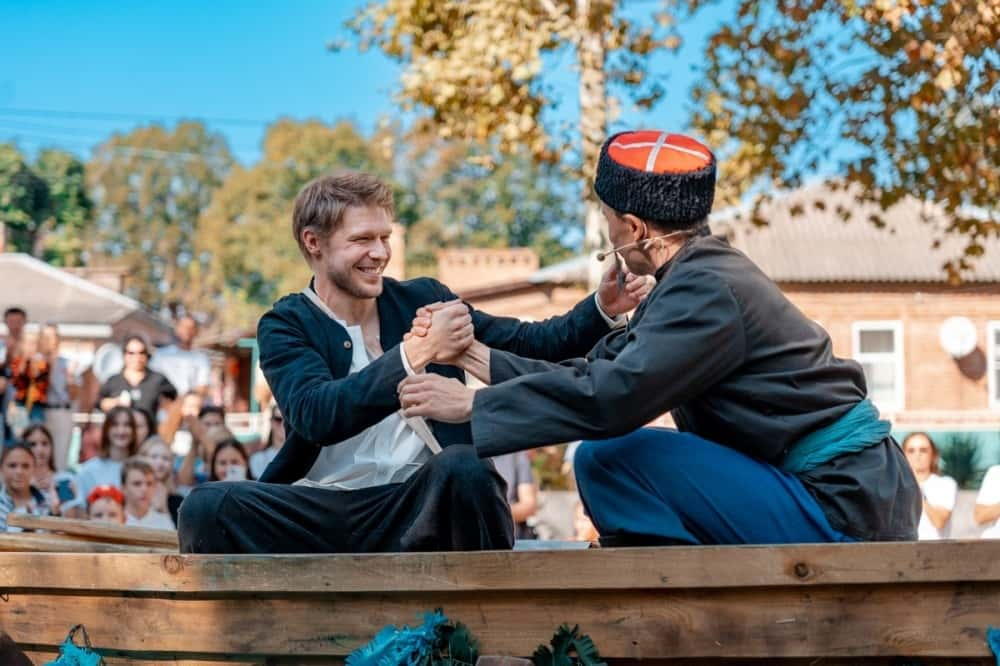 Усть-Лабинск превратился в большой театр под открытым небом: фоторепортаж с первого дня «Александровской крепости»