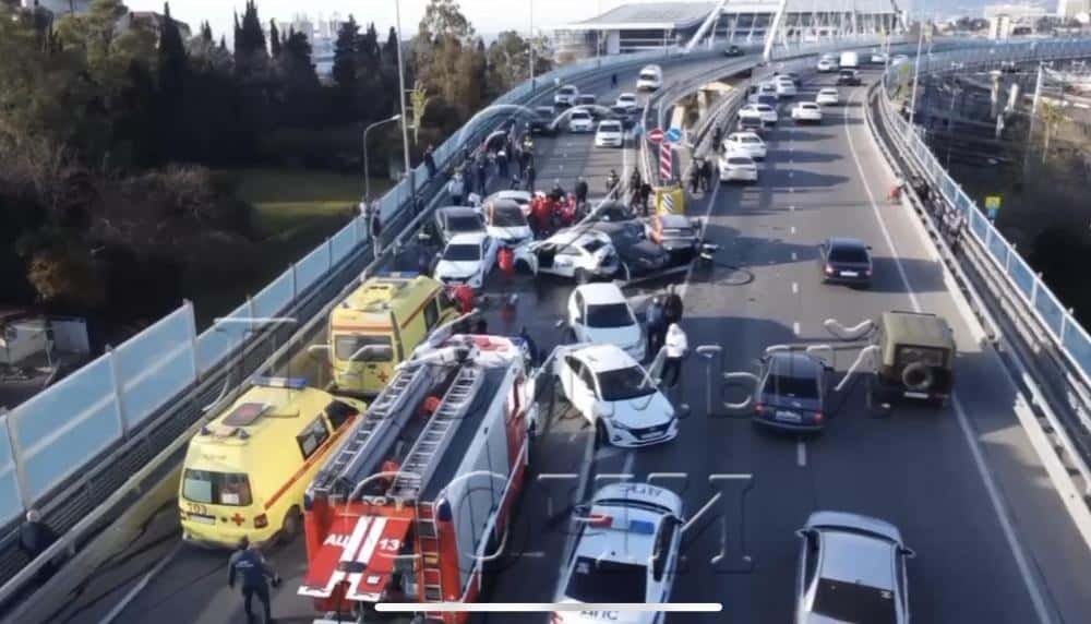 Движение по федеральной трассе перекрыто из-за массовой аварии в Сочи