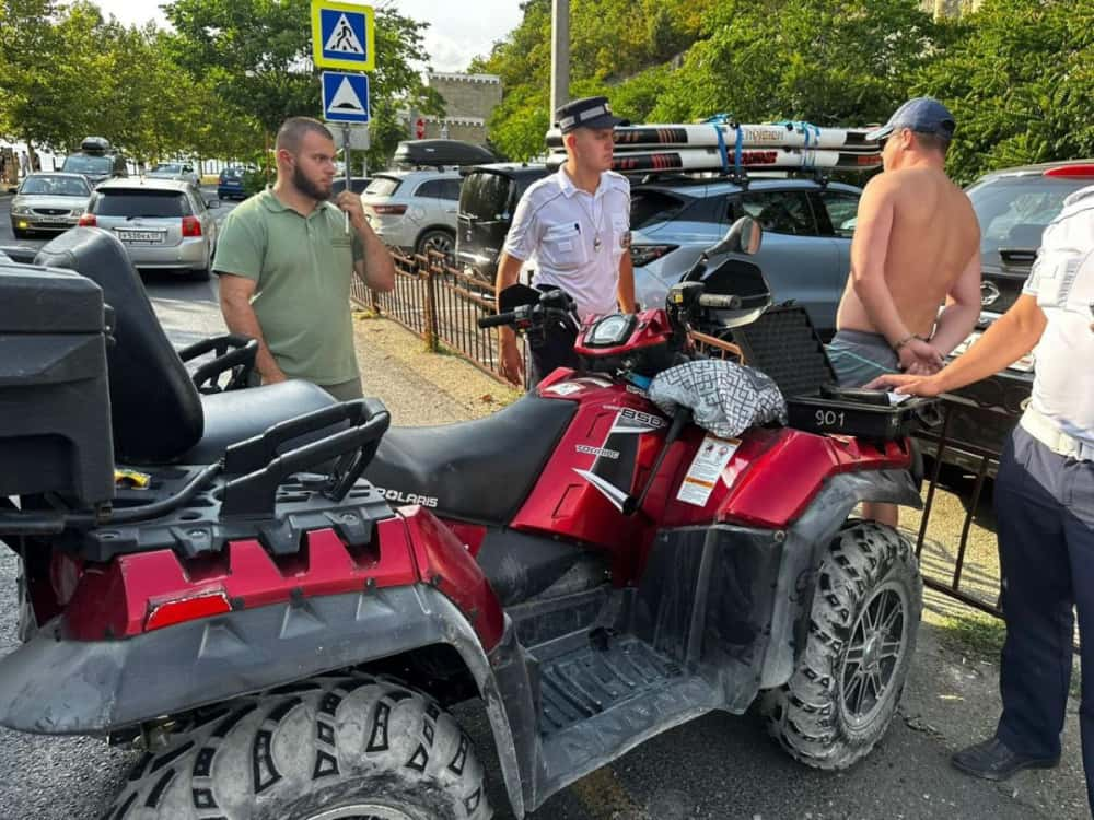 В Абрау-Дюрсо квадроциклист снес дорожную ограду в попытке удрать от ДПС