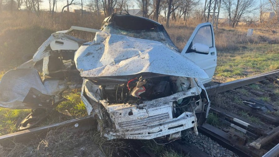 Три человека пострадали в автомобиле после столкновения с поездом в Лабинске