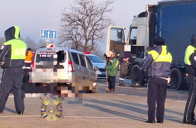 Грузовик снес легковушку на Кубани. Погибли двое