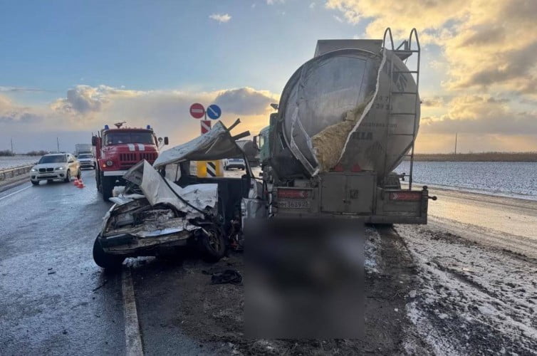 Три легковушки и грузовик с прицепом попали в жесткое ДТП в Славянском районе