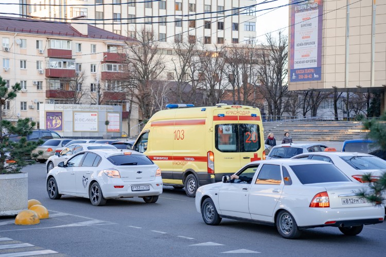 В центре Краснодара легковушка загорелась после столкновения с пассажирским автобусом