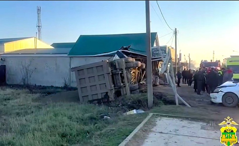 Большегруз снес три легковушки и влетел в чайхану под Краснодаром