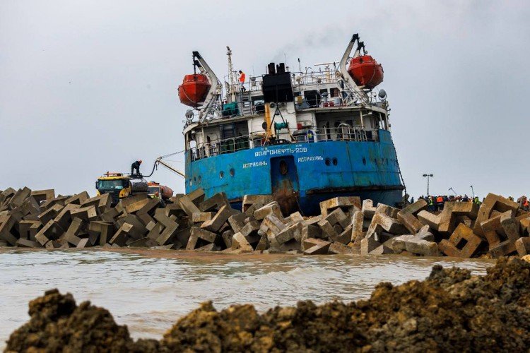 Танкер потерпел кораблекрушение и сел на мель