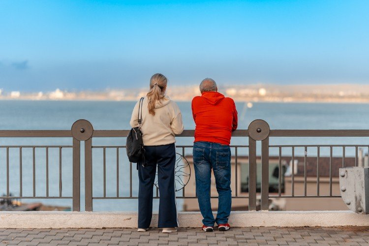 Туристы на набережной в Анапе