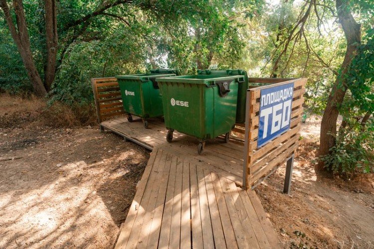 Мусорные контейнеры.