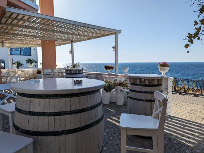 Кафе на набережной с видом на море.