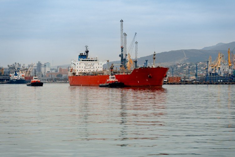 корабль в морском порту Новороссийска