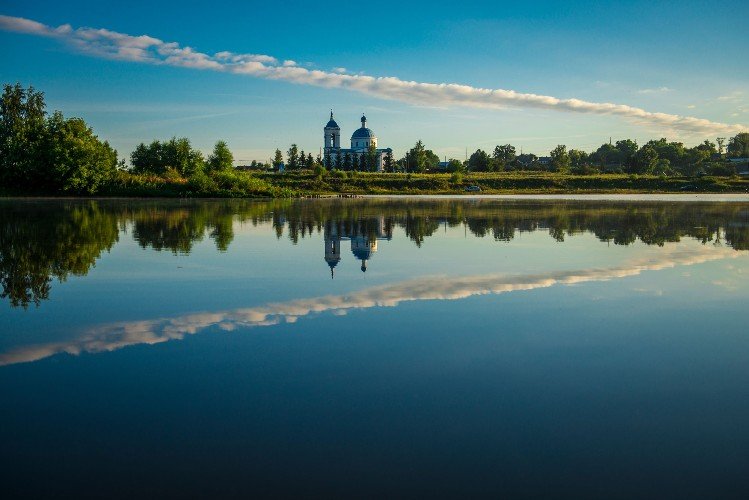 Храм возле водоема