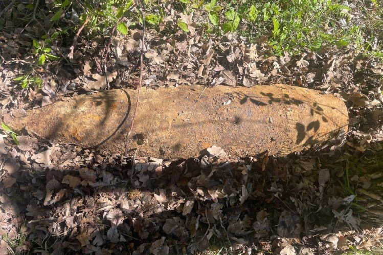 ржавый боеприпас лежит в земле