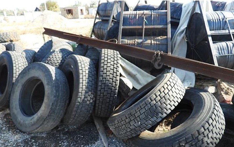 автошины лежат на земле