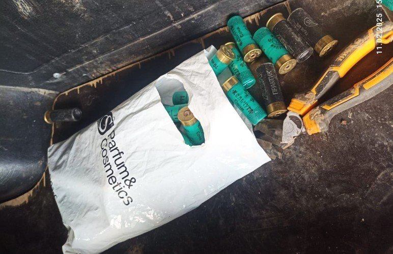 пакет с патронами лежит в багажнике