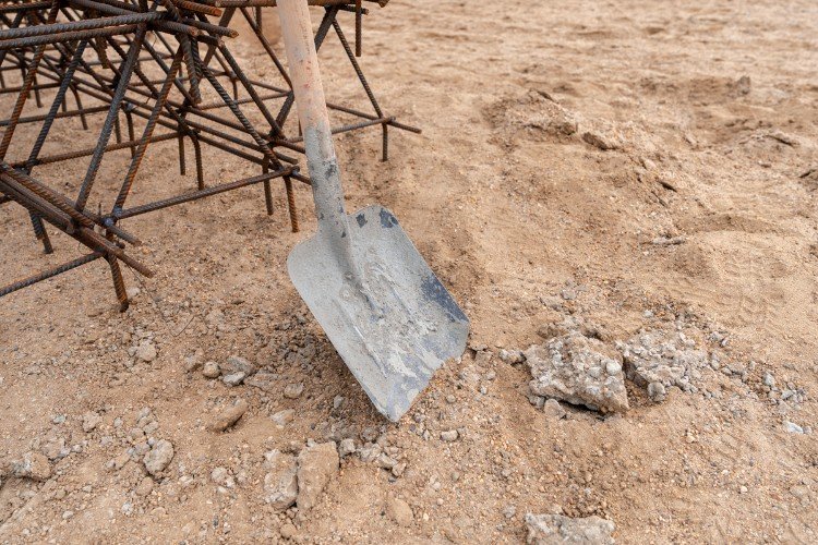 лопата стоит на земле