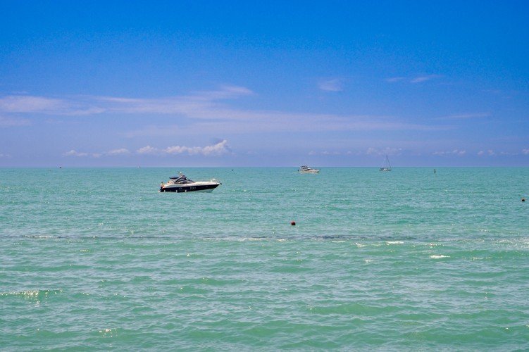 Катер в море