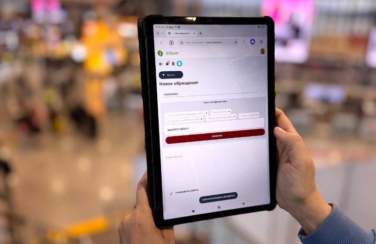 рука держит планшет