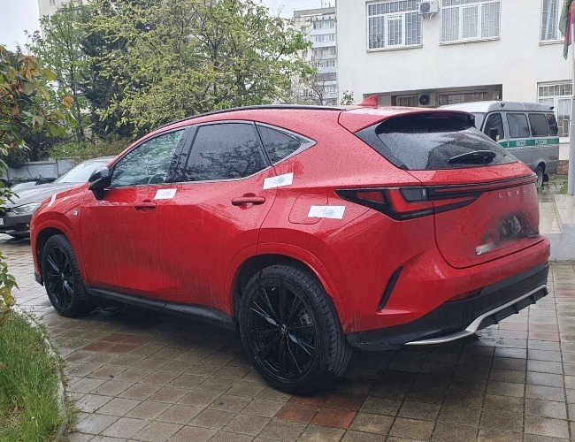 Арестованный приставами красный Lexus
