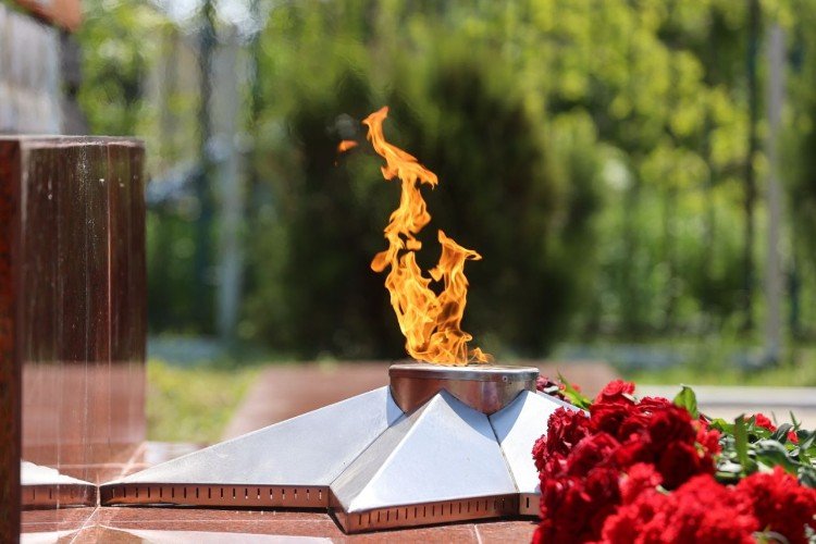 Вечный огонь горит