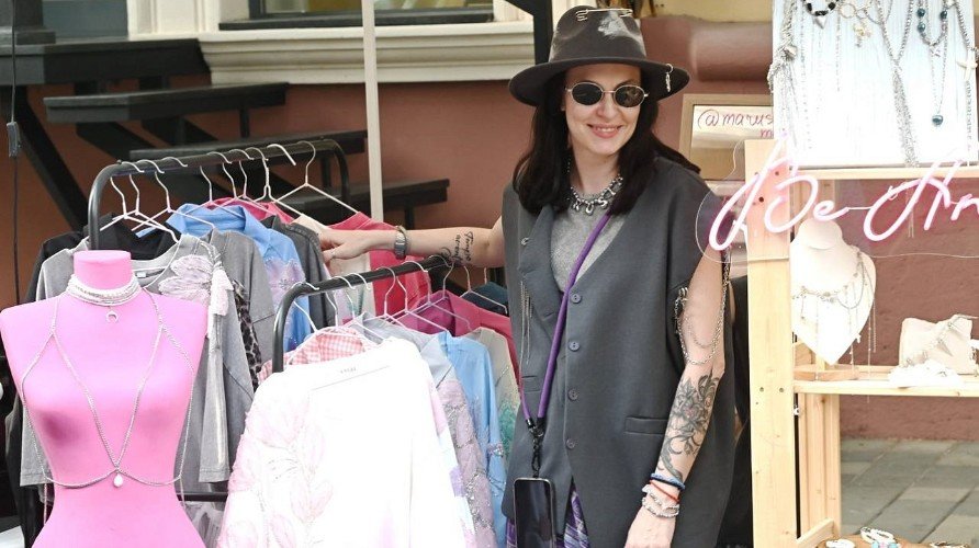 женщина стоит около одежды