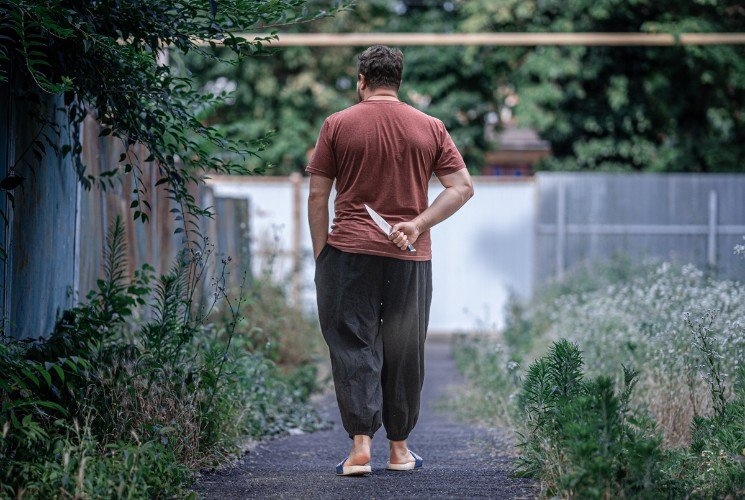 Мужчина с ножом