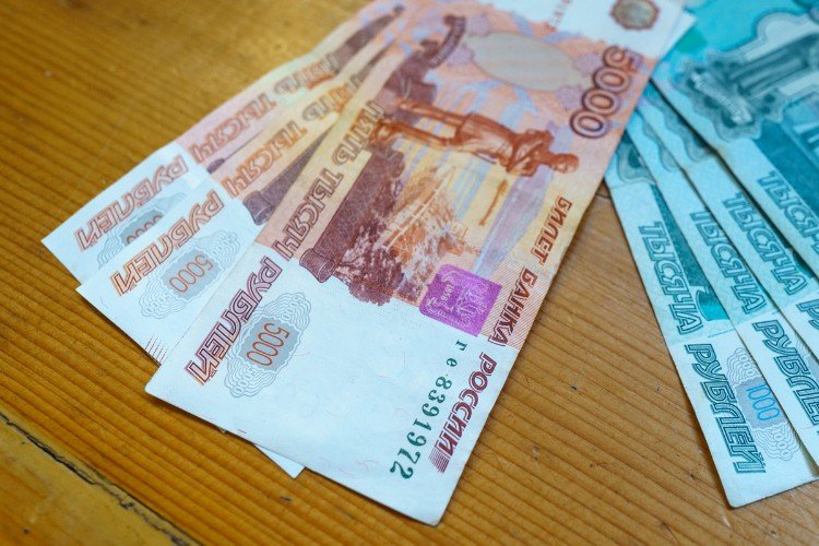 деньги лежат на столе