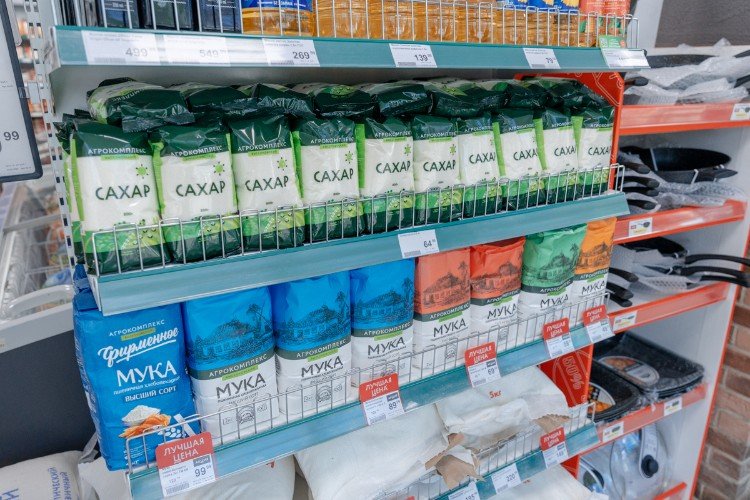 Полки с продуктами