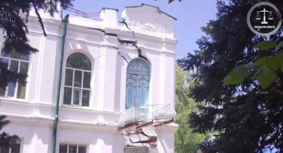 Трещины на старинном здании