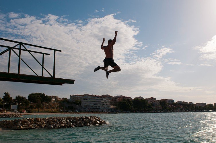 Прыжок с пристани в море