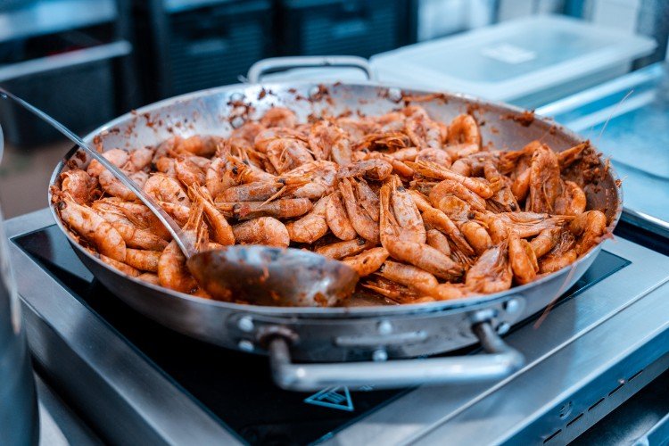 креветки лежат на сковородке