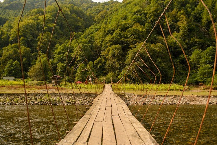 Шаткий мост через реку