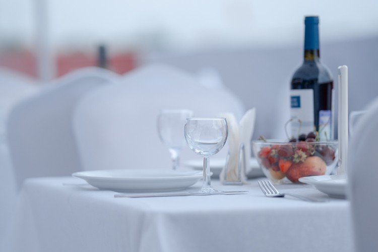 бутылка с вином стоит на столе