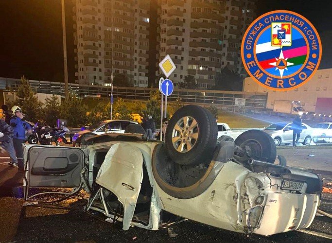 покореженное авто лежит на дороге