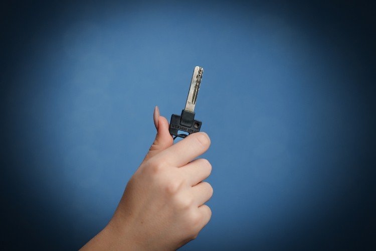 Ключ в руке