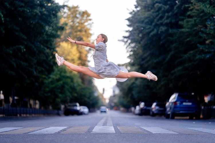 Девушка на улице Красной