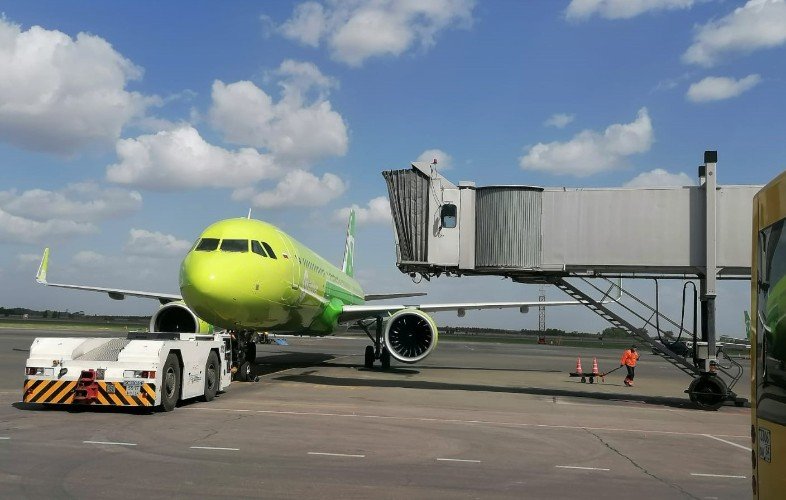 самолет стоит на рулежке