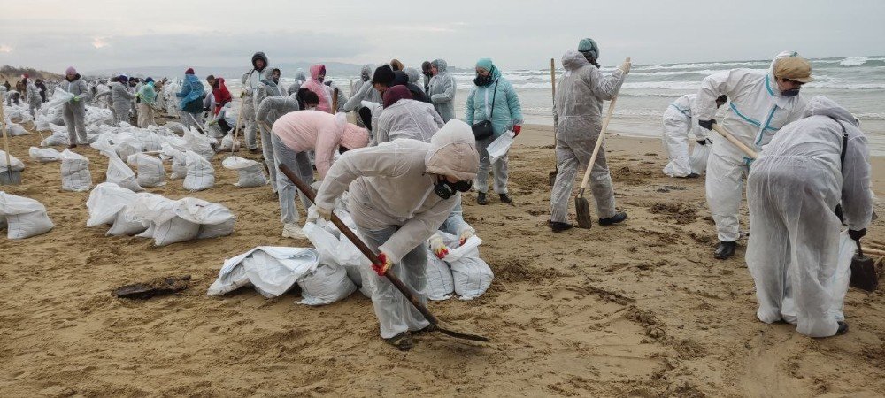 люди работают на пляже