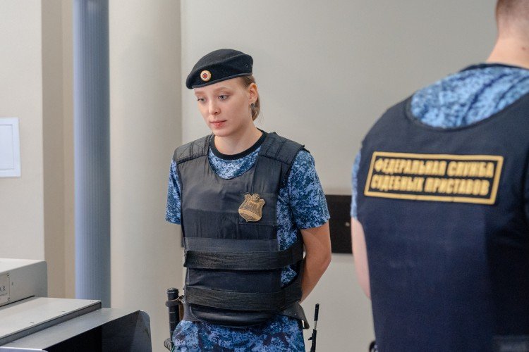 женщина стоит в форме