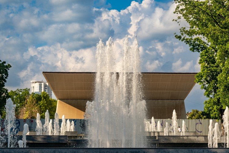 Фонтан перед кинотеатром "Аврора"