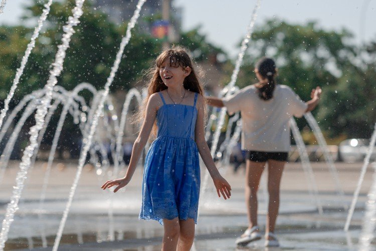 Девочка в фонтане летом