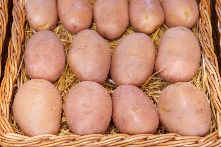 Картофель лежит в ящике