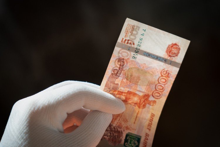 Пятитысячная купюра в руке
