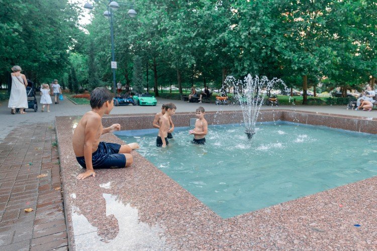 Мальчики в фонтане