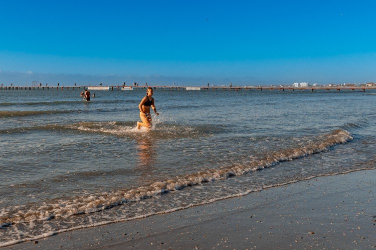 люди купаются в море