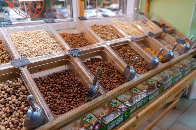 орехи лежат на прилавке